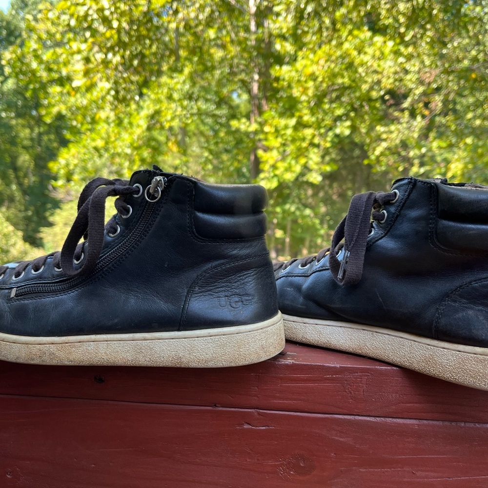 Uggs 9.5 olive hightop sneaker black soft leather black comfortable well worn